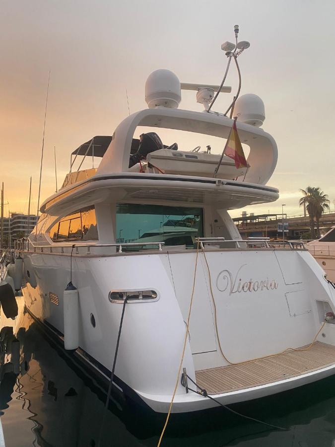 Hotel Yacht 20Metros Sant Adria de Besos Exterior foto