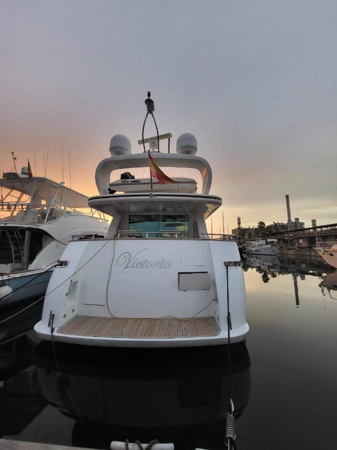 Hotel Yacht 20Metros Sant Adria de Besos Exterior foto