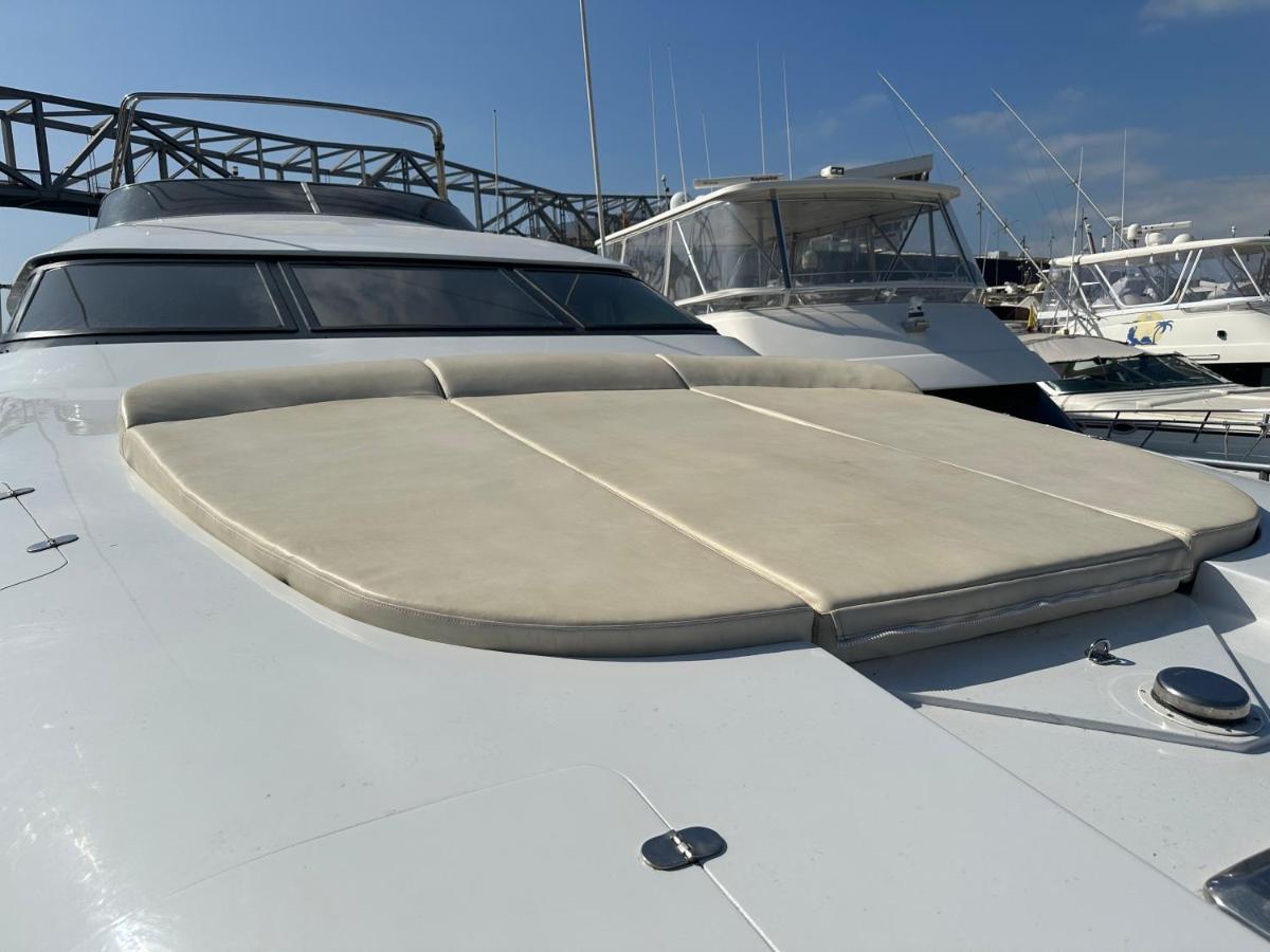 Hotel Yacht 20Metros Sant Adria de Besos Exterior foto