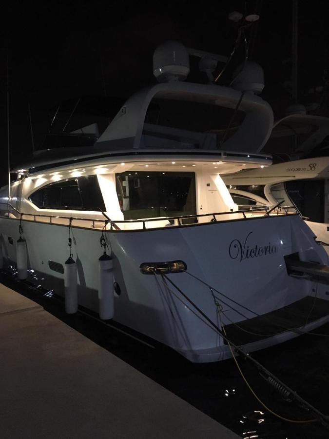Hotel Yacht 20Metros Sant Adria de Besos Exterior foto